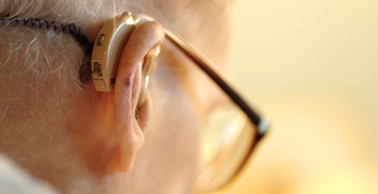 Aparelhos auditivos podem melhorar a concentração, a memória e a comunicação