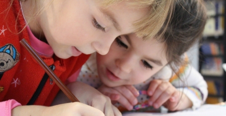 Crianças com ligeira perda auditiva podem ter problemas de comportamento e fraco desempenho escolar