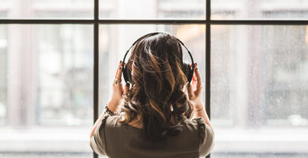 “Cuidados auditivos para todos”: OMS alerta para importância da audição