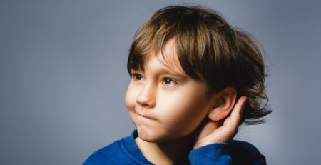 Estudo mostra que crianças com problemas de audição têm dificuldades em aprender a ler