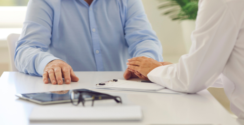 Estudo europeu indica que solidão agrava impacto da perda auditiva no declínio cognitivo dos idosos